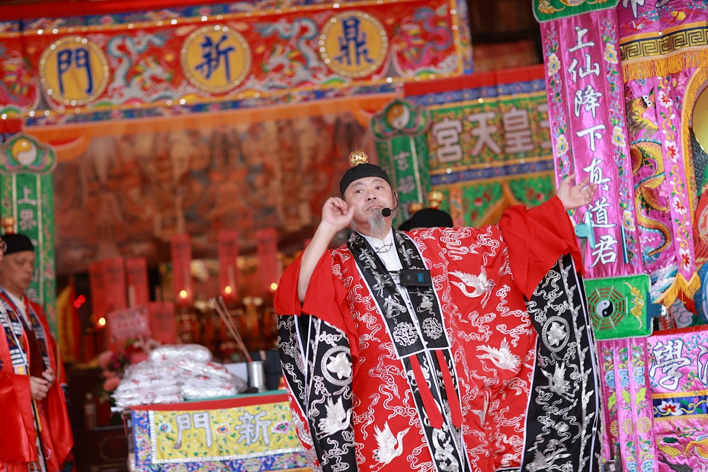 鼎新門．展袖朝真